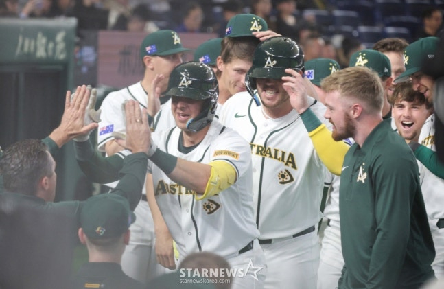 홈런을 친 퍼킨스를 맞이하고 있는 호주 선수들. /사진=강영조 선임기자