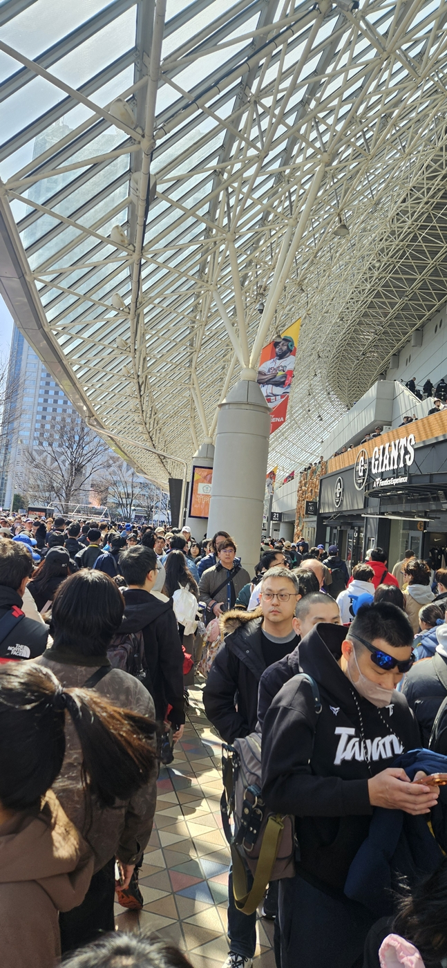 입장하기 위해 대만 팬들이 긴 줄을 서고 있다. /사진=강영조 선임기자