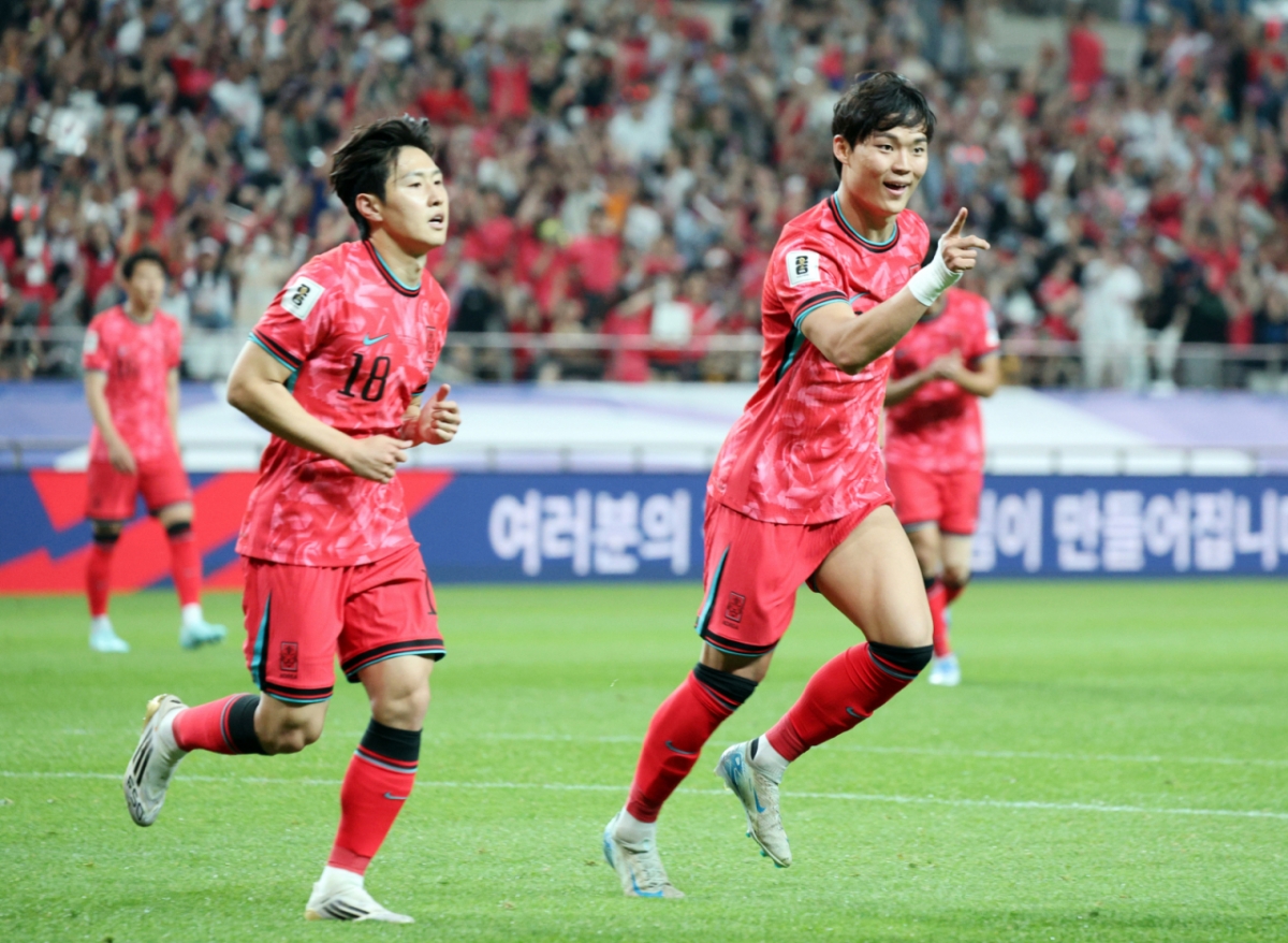 오현규가 지난해 6월 서울월드컵경기장에서 북중미월드컵 최종예선 마지막 경기인 쿠웨이트전에서 골을 넣은 뒤 이강인과 함께 기뻐하고 있다. /사진=강영조 선임기자