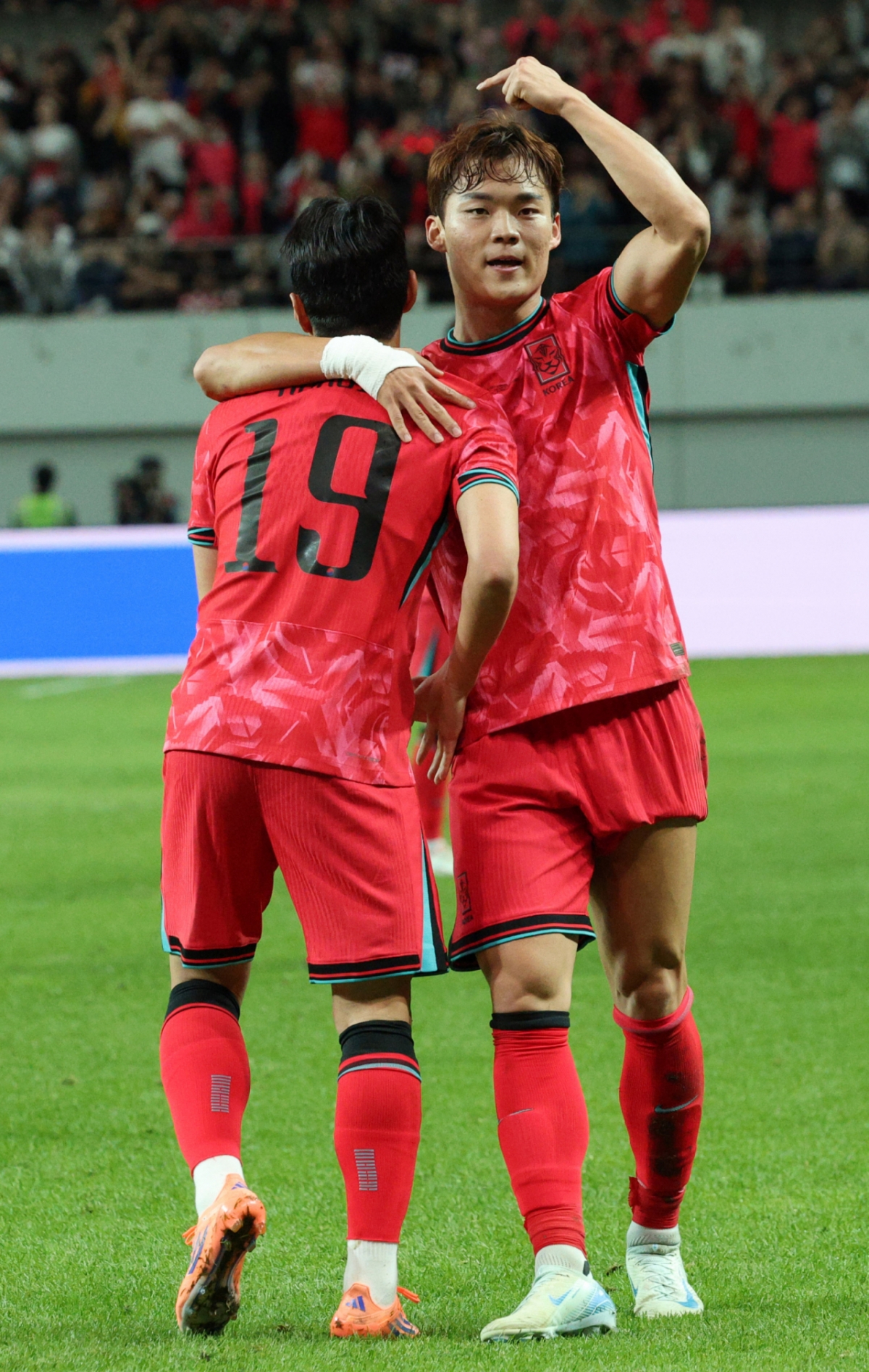 한국 축구 국가대표팀이 지난해 10월 서울월드컵경기장에서 파라과이 대표팀과 친선경기를 벌였다.  오현규가 두 번째 골을 터뜨린 후 어시스트를 한 이강인과 기뻐하고 있다. /사진=김진경 대기자