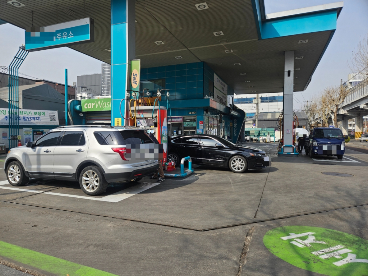 5일 오전 서울 성동구의 한 주유소 모습. 시민들은 주유기 4대 중 3대곳에서 기름을 채우는 중이었다. 곧이어 4번째 손님도 방문하면서 만석이 됐다./사진=박상혁 기자.  