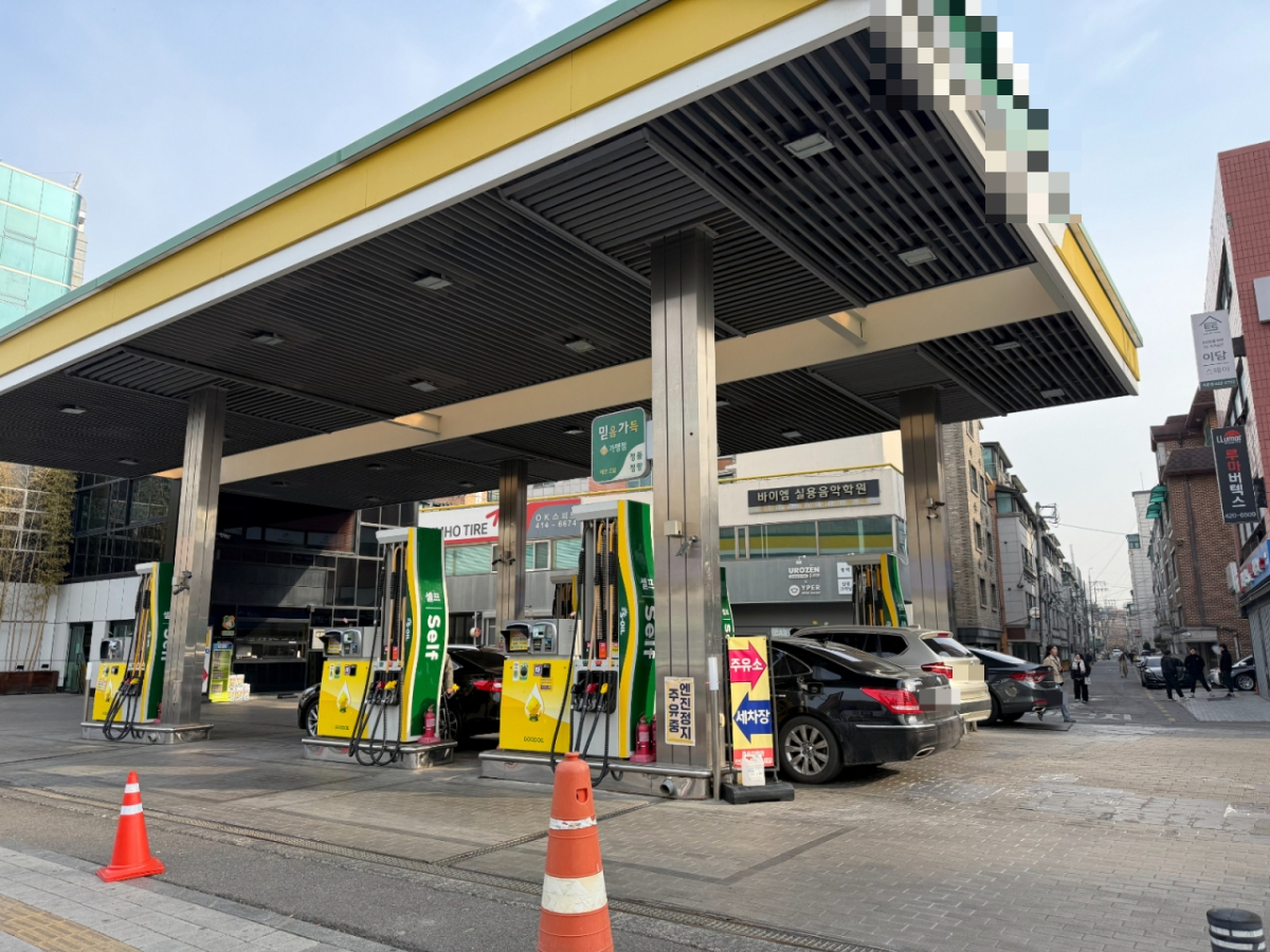5일 오전 서울 송파구 석촌역 인근 셀프 주유소 모습. 이곳에도 시민들이 기름을 채우려 몰리며 한동안 자리가 없었다./사진=민수정 기자.