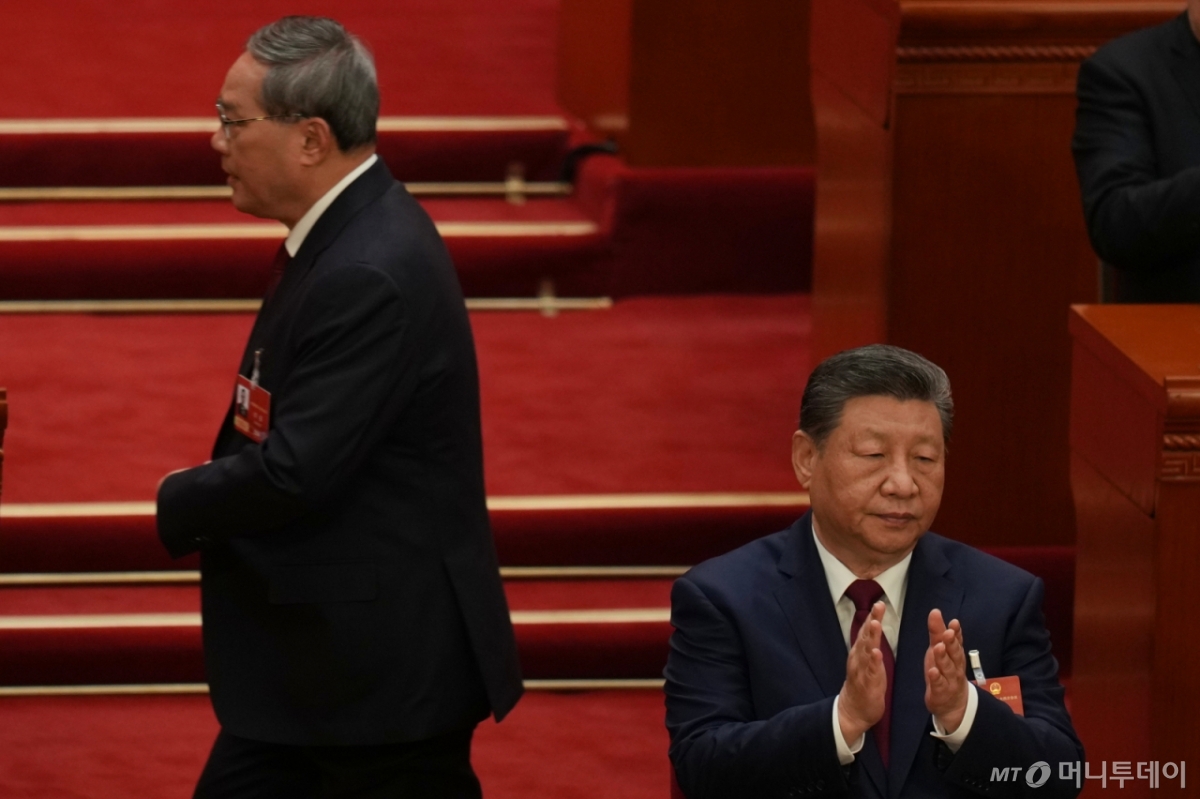 [베이징=AP/뉴시스] 시진핑 중국 국가주석이 4일(현지 시간) 베이징에서 열린 전국인민대표대회(전인대·NPC) 개막식에 참석해 리창 총리가 업무보고를 하러 이동하는 동안 박수하고 있다. 중국 정부는 올해 경제성장률 목표를 4.5~5%로 제시했다. 2026.03.05. 