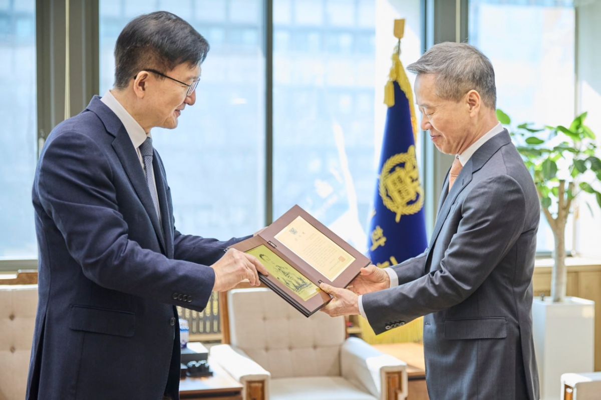 유홍림 서울대 총장(왼쪽)이 5일 홍선근 한국기업가정신재단 이사장에게 감사패를 증정하고 있다./사진제공=서울대