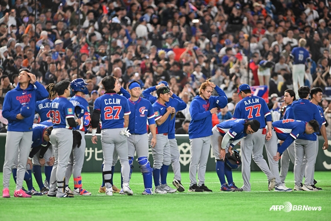 호주전이 끝난 뒤 팬들에게 인사하는 대만 선수단. /AFPBBNews=뉴스1
