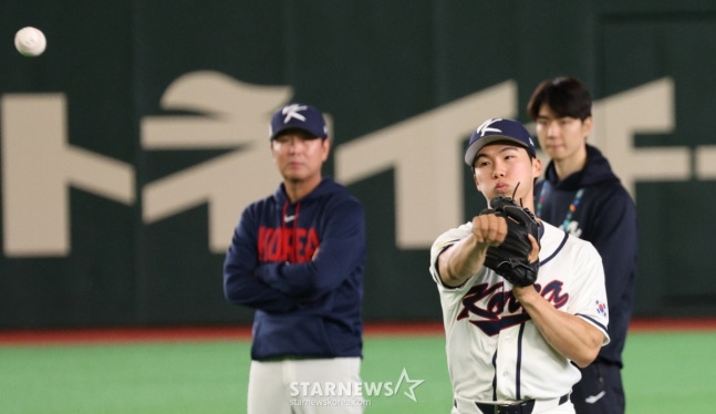 김혜성의 수비를 지켜보고 있는 류지현 감독(왼쪽). /사진=강영조 선임기자