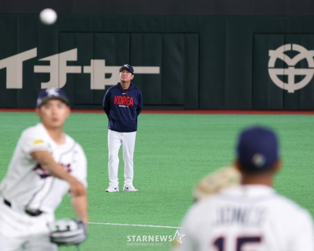 선수들의 캐치볼 장면을 지켜보고 있는 류지현 감독. /사진=강영조 선임기자