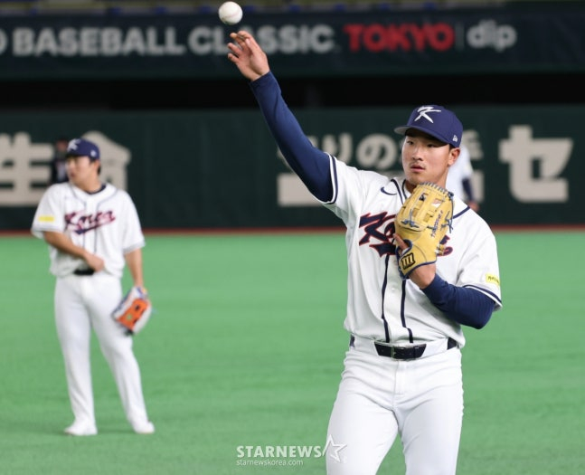 4일 진행된 공식 훈련 세션에서 캐치볼을 하고 있는 안현민. /사진=강영조 선임기자