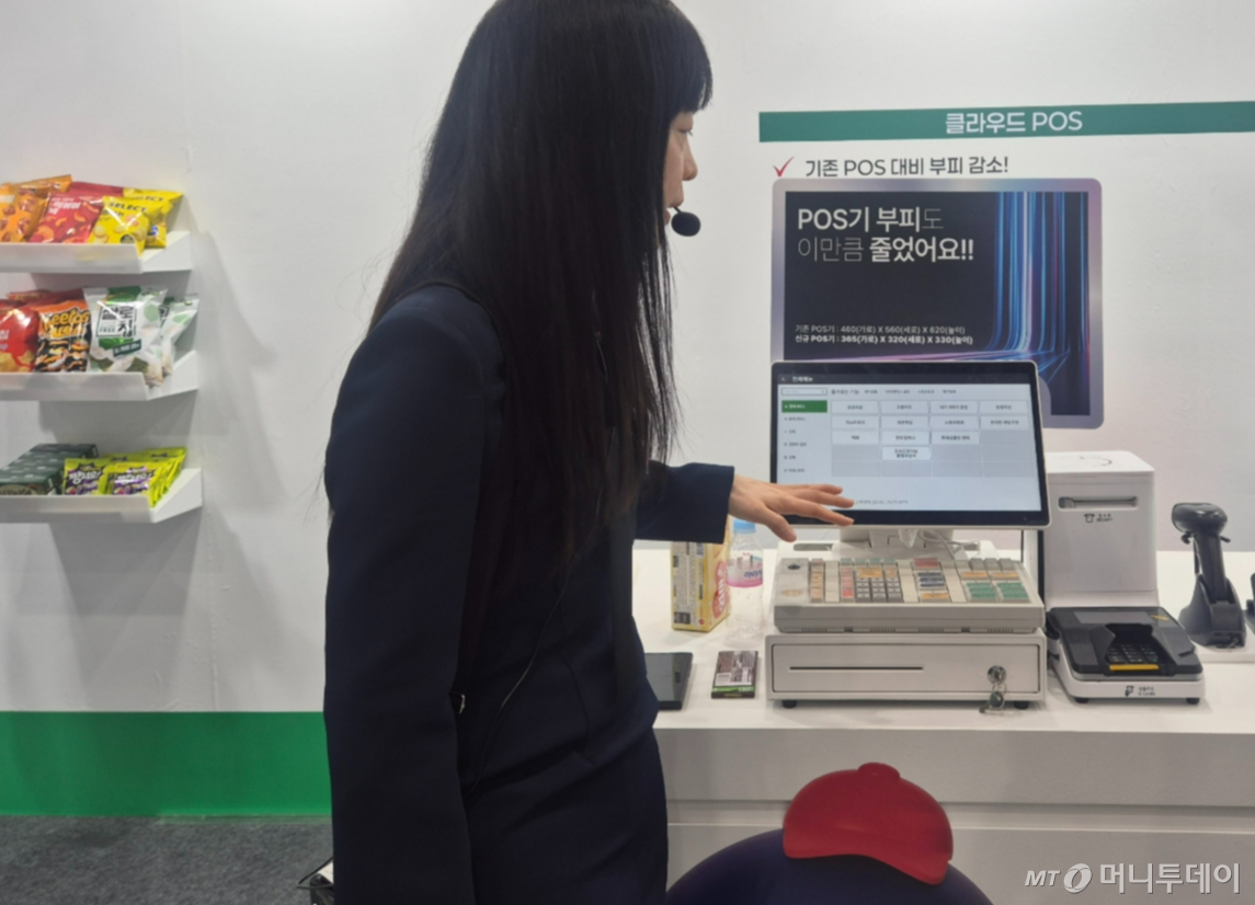 홍주현 세븐일레븐 IT전략팀장이 2026 상품 전시회에서 새로운 포스(POS) 시스템에 대해 설명하고 있다./사진=유예림 기자