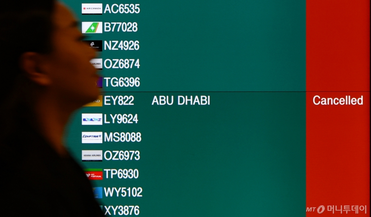 [인천공항=뉴시스] 황준선 기자 = 미국·이스라엘과 이란의 군사 충돌 여파로 중동 지역 항공편 차질이 이어지고 있는 5일 인천국제공항 1터미널 도착층 전광판에 아부 다비 발 항공편의 결항이 안내되고 있다. 2026.03.05.