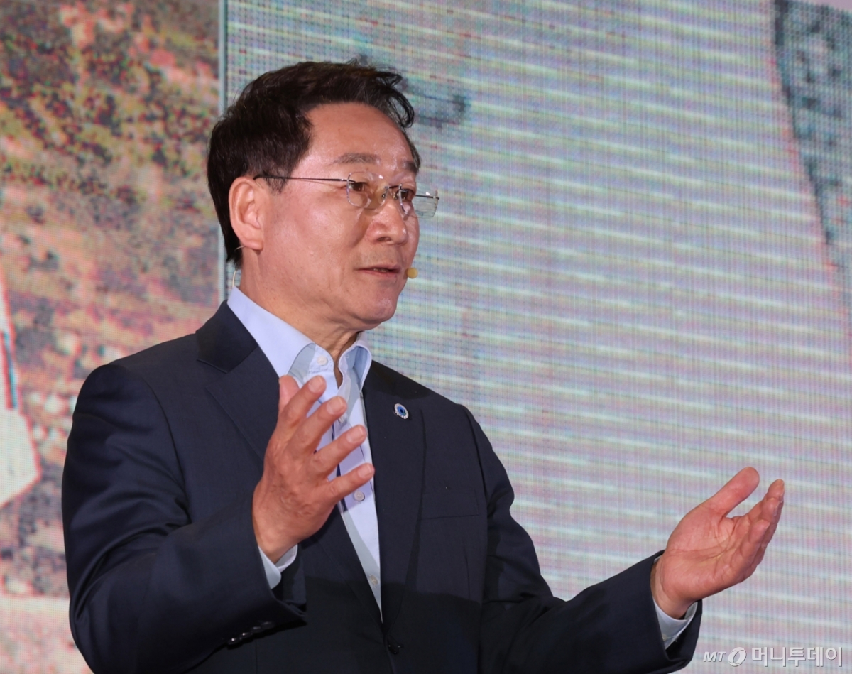 [인천=뉴시스] 전진환 기자 = 유정복 인천시장이 4일 오후 인천 연수구 선학체육관에서 열린 자신의 'I-MAGAZINE' 출판기념회에서 발언하고 있다. 2026.03.04. amin2@newsis.com /사진=전진환