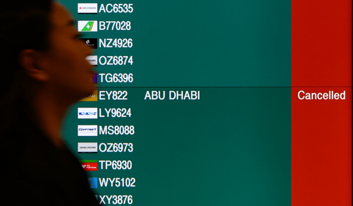 미국·이스라엘과 이란의 군사 충돌 여파로 중동 지역 항공편 차질이 이어지고 있는 5일 인천국제공항 1터미널 도착층 전광판에 아부 다비 발 항공편의 결항이 안내되고 있다./사진= 뉴시스 