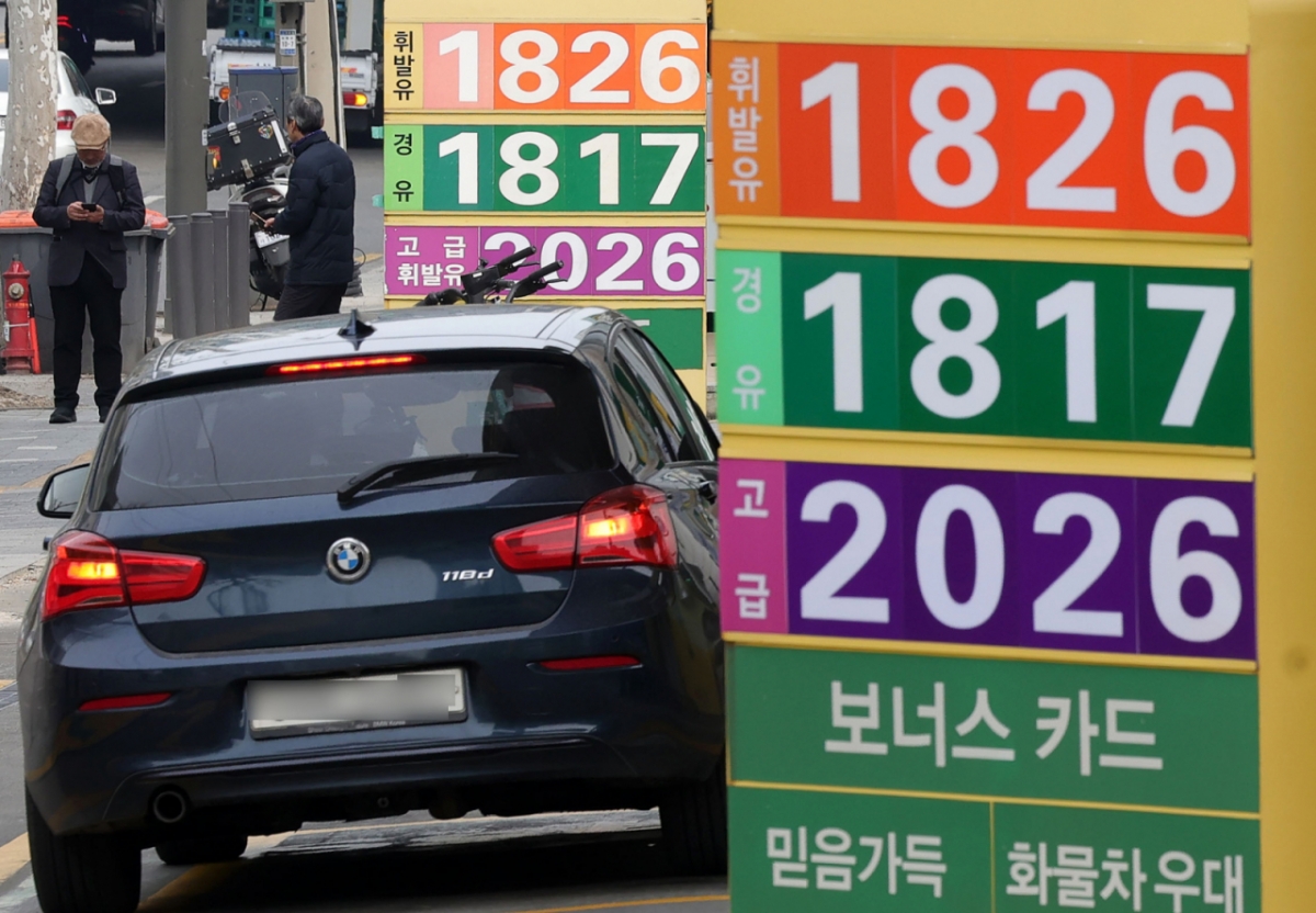 중동 사태로 인해 국제 유가 변동성이 커진 가운데, 전국 휘발유 가격이 3년 7개월 만에 1,800원을 돌파했다.  5일 한국석유공사 유가정보시스템 오피넷에 따르면 오전 10시 기준 전국 평균 휘발유 가격은 전날보다 리터당 29.6원 오른 1,807.1원으로 집계됐다. 서울 평균 휘발유 가격은 어제(4일)보다 31.8원 오른 1,874.4원을 기록했다. 경유 전국 평균 가격은 하루 만에 56.5원 오른 1,785.3원, 서울 평균 가격은 61.4원 상승해 1,865.4원이다.  5일 서울 시내 한 주유소에 유가 정보가 표시돼 있다. /사진=뉴시스