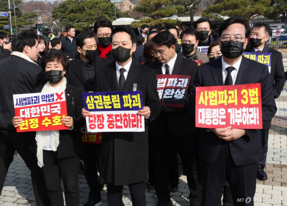 [서울=뉴시스] 배훈식 기자 = 장동혁 국민의힘 대표를 비롯한 소속 의원들이 5일 오전 서울 종로구 청와대 사랑채 분수대 앞에서 현장 의원총회를 마친 뒤 도보 행진을 하고 있다. 2026.03.05. dahora83@newsis.com /사진=배훈식