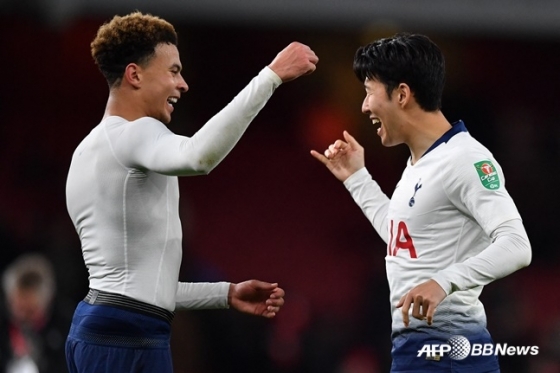 델리 알리(왼쪽)가 손흥민과 함께 골 세리머니를 하고 있다. /AFPBBNews=뉴스1