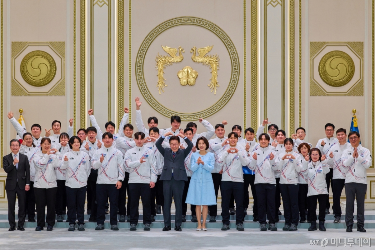 [서울=뉴시스] 고범준 기자 = 이재명 대통령과 김혜경 여사가 5일 청와대 영빈관에서 열린 2026 밀라노·코르티나담페초 동계올림픽 선수단 격려 오찬에서 선수단 등 참석자들과 기념촬영을 하고 있다. (사진=청와대 제공) 2026.03.05. photo@newsis.com *재판매 및 DB 금지 /사진=