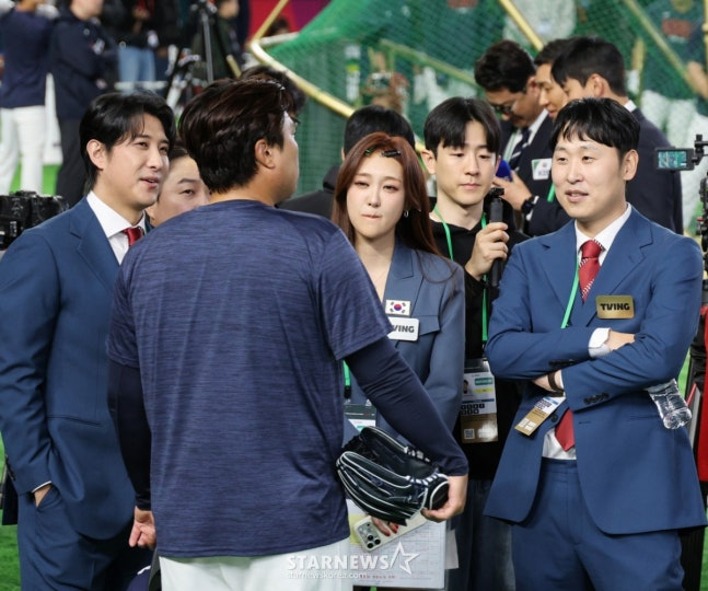 5일 훈련을 마친 류현진이 황재균을 비롯한 해설진들과 이야기를 나누고 있다. /사진=강영조 선임기자