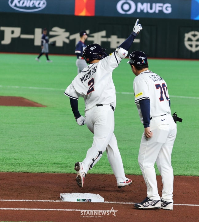 야구대표팀 5번타자 문보경(왼쪽)이 5일 도쿄돔에서 열린 2026WBC 도쿄POOL 개막 두번째경기 한국과 체코경기 1회말 1사 만루에서 만루홈런을 터트린 후 세리머니를 펼치고 있다. /사진=강영조 선임기자