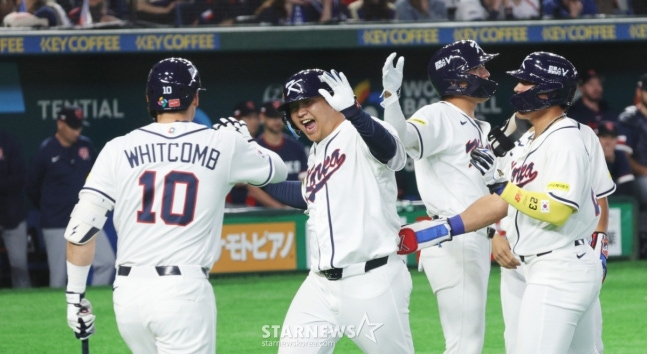 야구대표팀 5번타자 문보경이 5일 도쿄돔에서 열린 2026WBC 도쿄POOL 개막 두번째경기 한국과 체코경기 1회말 1사 만루에서 만루홈런을 터트린 후 홈인 비행기 세리머니와 동료들의 격한 축하를 받고 있다. /사진=강영조 선임기자