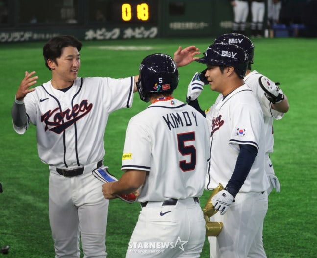 야구대표팀 5번타자 문보경이 5일 도쿄돔에서 열린 2026WBC 도쿄POOL 개막 두번째경기 한국과 체코경기 1회말 1사 만루에서 만루홈런을 터트린 후 홈인 비행기 세리머니와 동료들의 격한 축하를 받고 있다. /사진=강영조 선임기자