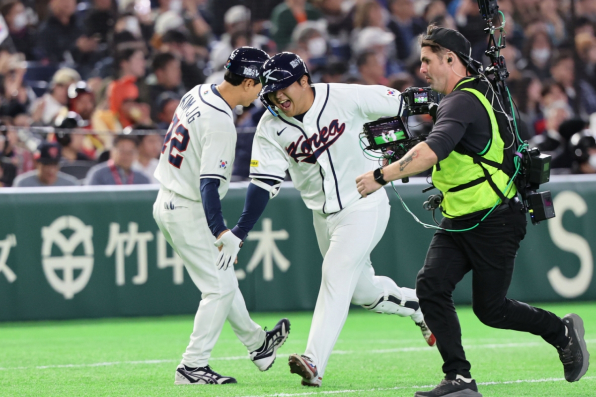5일 일본 도쿄돔에서 열린 2026 WBC 조별리그 C조 1차전 한국과 체코와의 경기, 1회말 1사 주자 만루 한국 문보경이 만루홈런을 친뒤 그라운드를 돌고 있다. /사진=뉴시스