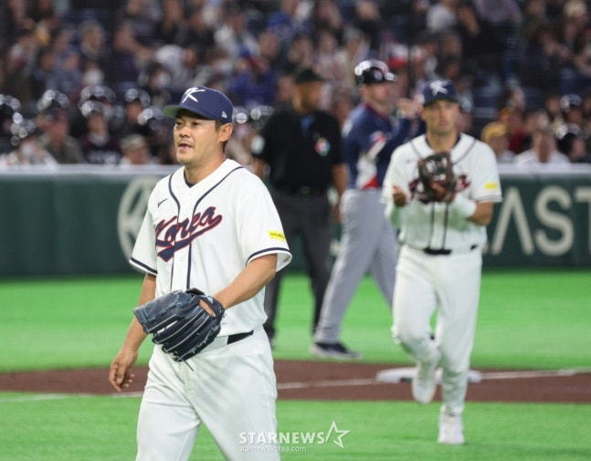 노경은(왼쪽)이 4회초를 무실점으로 잘 막은 뒤 더그아웃으로 향하고 있다.. /사진=강영조 선임기자