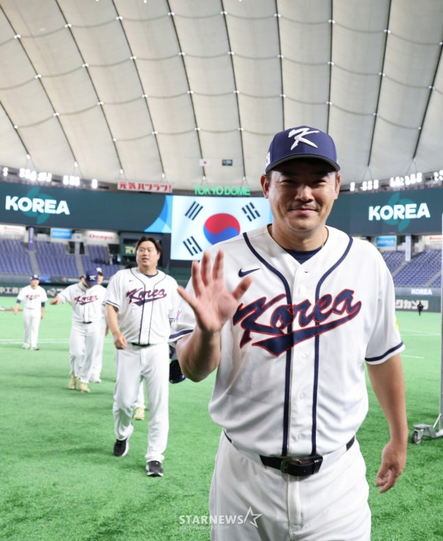 노경은이 4일 훈련을 마친 뒤 더그아웃으로 복귀하고 있다. /사진=강영조 선임기자