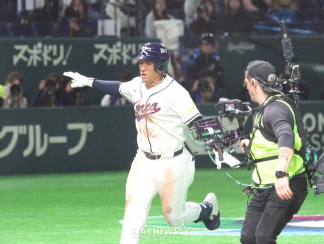 8회말 홈런을 친 뒤 비행기 세리머니를 하고 있는 저마이 존스. /사진=강영조 선임기자