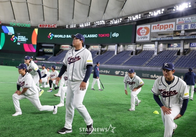 4일 도쿄돔 첫 공식 훈련에 나선 대표팀 투수진. /사진=강영조 선임기자