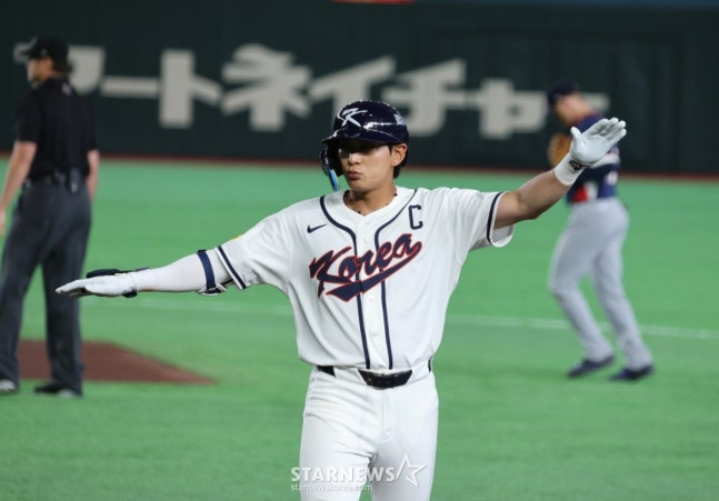 야구대표팀 3번타자 이정후가 5일 도쿄돔에서 열린 2026WBC 도쿄POOL 개막 두번째경기 한국과 체코경기 1회말 1사 1루에서 안타루 출루하며 비행기 세리머니를 하고 있다. /사진=강영조 선임기자