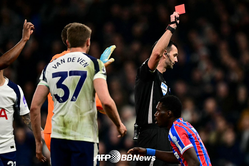 6일 크리스탈 팰리스전에서 레드카드를 받은 토트넘 미키 판더펜. /AFPBBNews=뉴스1