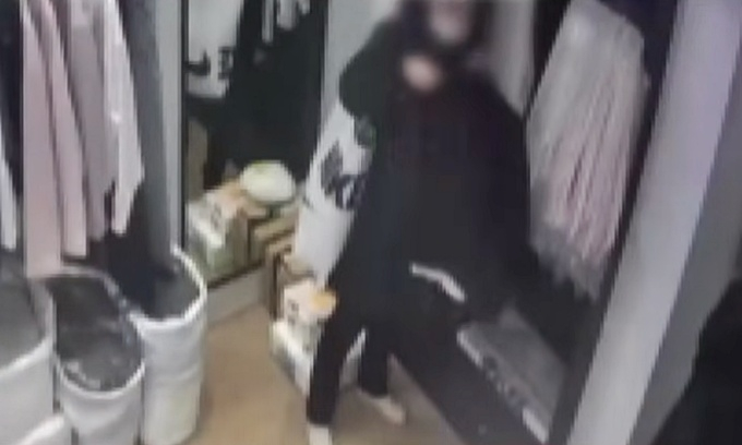 서울 동대문 한 의류 매장에서 옷을 훔쳐 달아나는 여성 모습이 공개됐다./사진=JTBC '사건반장'