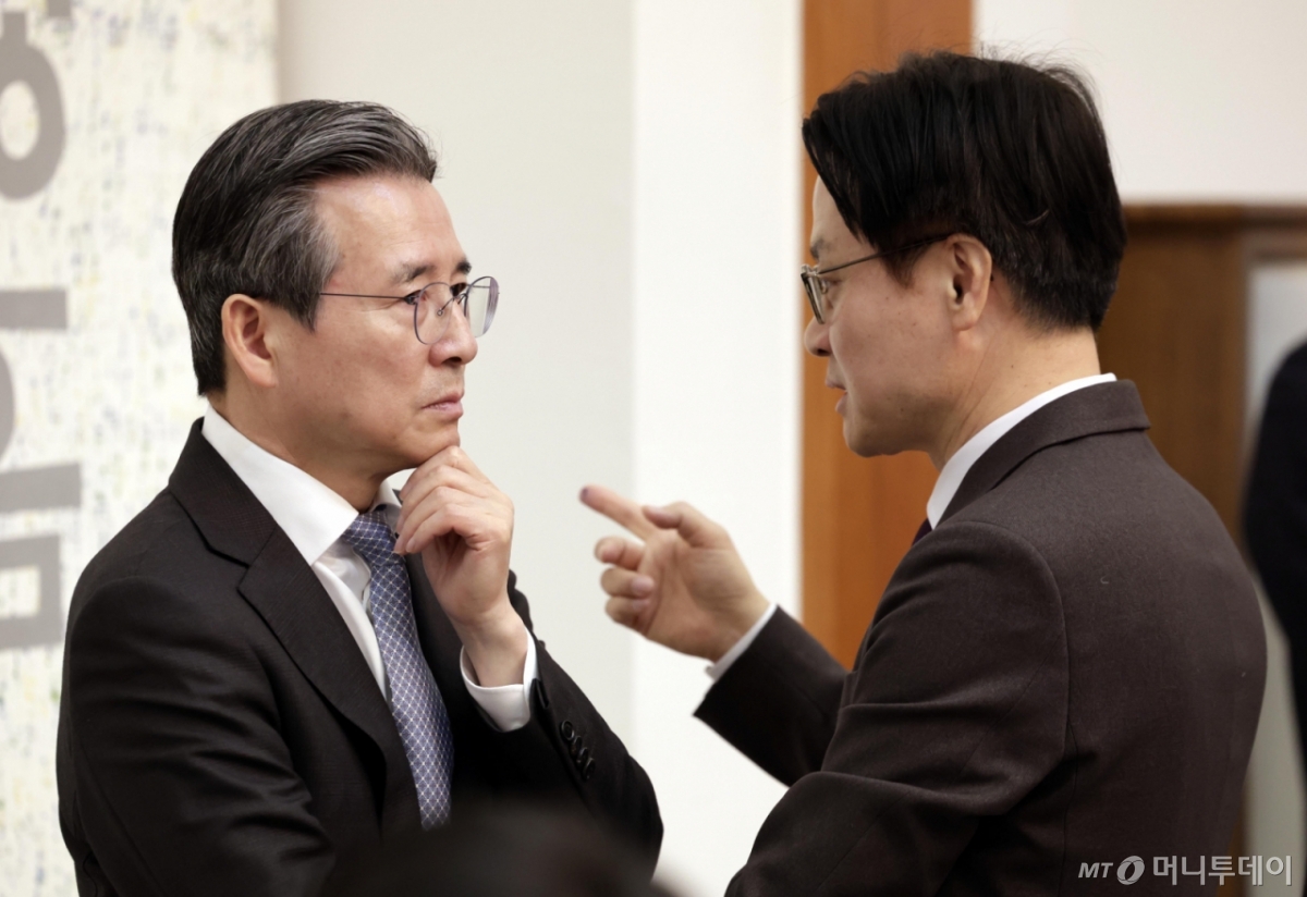 (서울=뉴스1) 허경 기자 = 김용범 정책실장(왼쪽)과 김정관 산업통상부 장관이 24일 청와대에서 열린 국무회의에서 대화를 하고 있다. 2026.2.24/뉴스1  Copyright © 뉴스1. All rights reserved. 무단 전재 및 재배포,  AI학습 이용 금지. /사진=(서울=뉴스1) 허경 기자