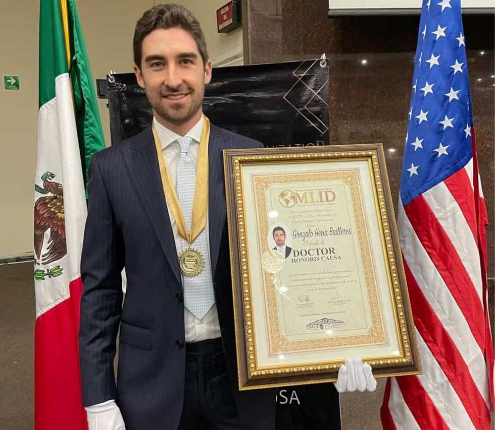 배우 엠마 왓슨과 열애설에 휩싸인 멕시코의 억만장자 사업가 곤살로 에비아 바예레스. /사진=링크드인