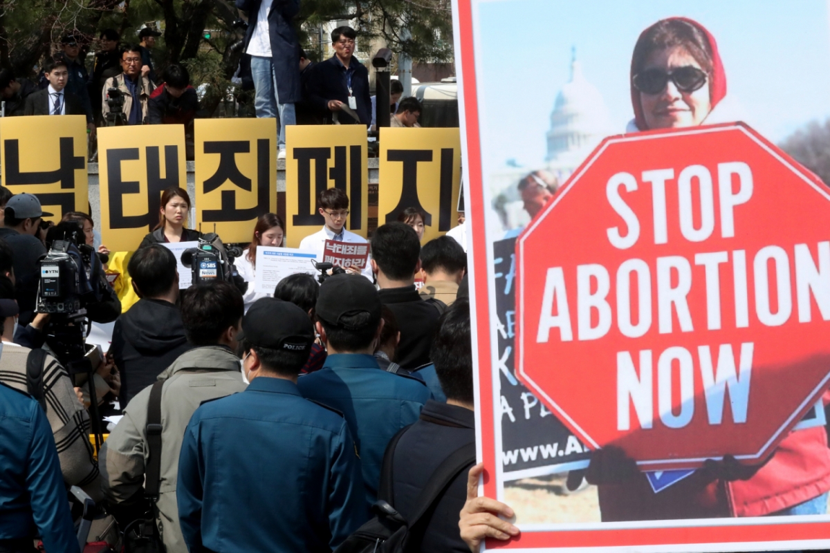  2019년 서울 종로구 헌법재판소에서 낙태죄 헌법불합치 판결이 나온 가운데 헌재 앞에서 찬반 집회가 열리고 있다./사진=머니투데이 DB.