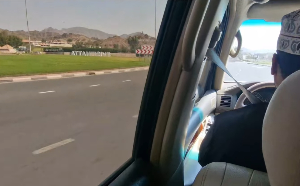 오만 출입국 검문소에서 무스카트 국제공항으로 가는 택시 안/사진=유튜브 갈무리