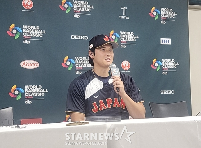 4일 인터뷰를 하고 있는 오타니. /사진=박수진 기자