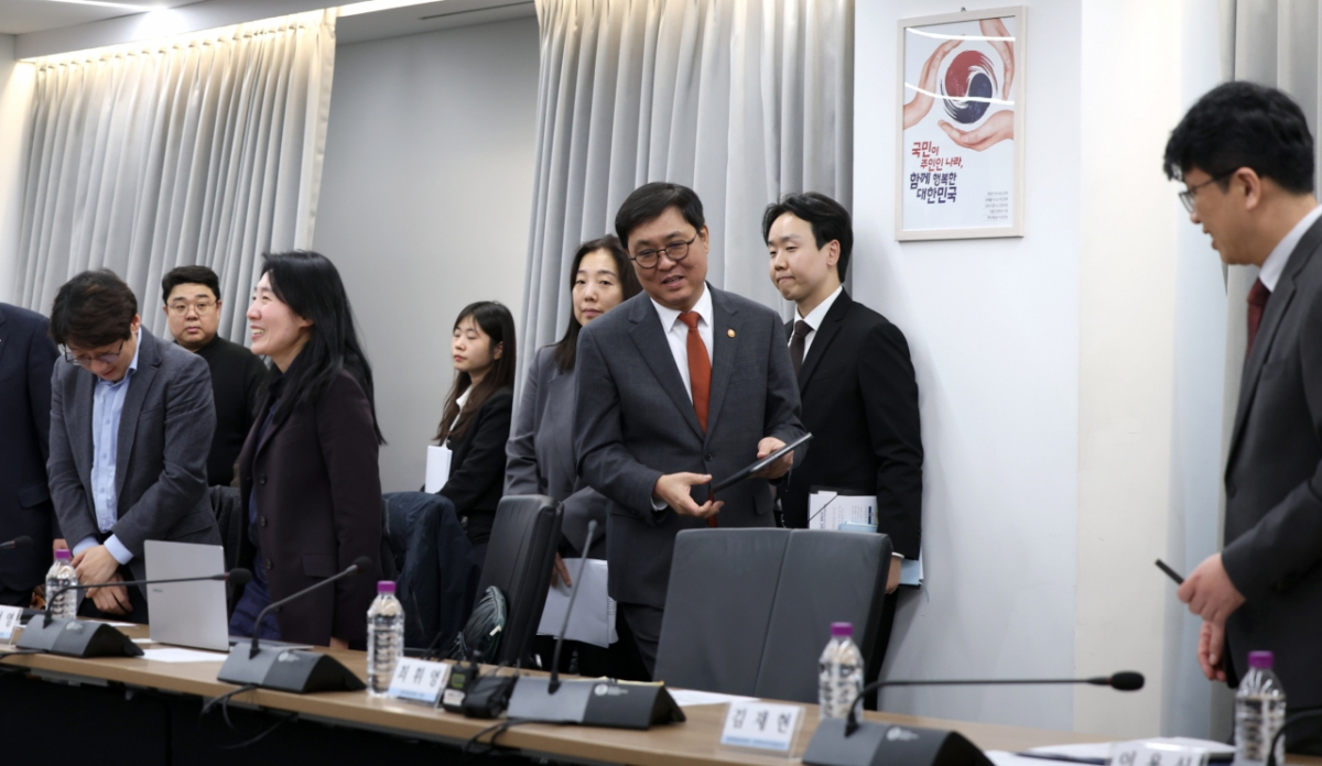 최휘영 문화체육관광부 장관(오른쪽에서 세 번째_이 5일 서울 종로구 국립현대미술관 서울관에서 열린 ‘공연·스포츠 암표 방지 민관협의체 발대식’에 참석하고 있다. /사진=문화체육관광부