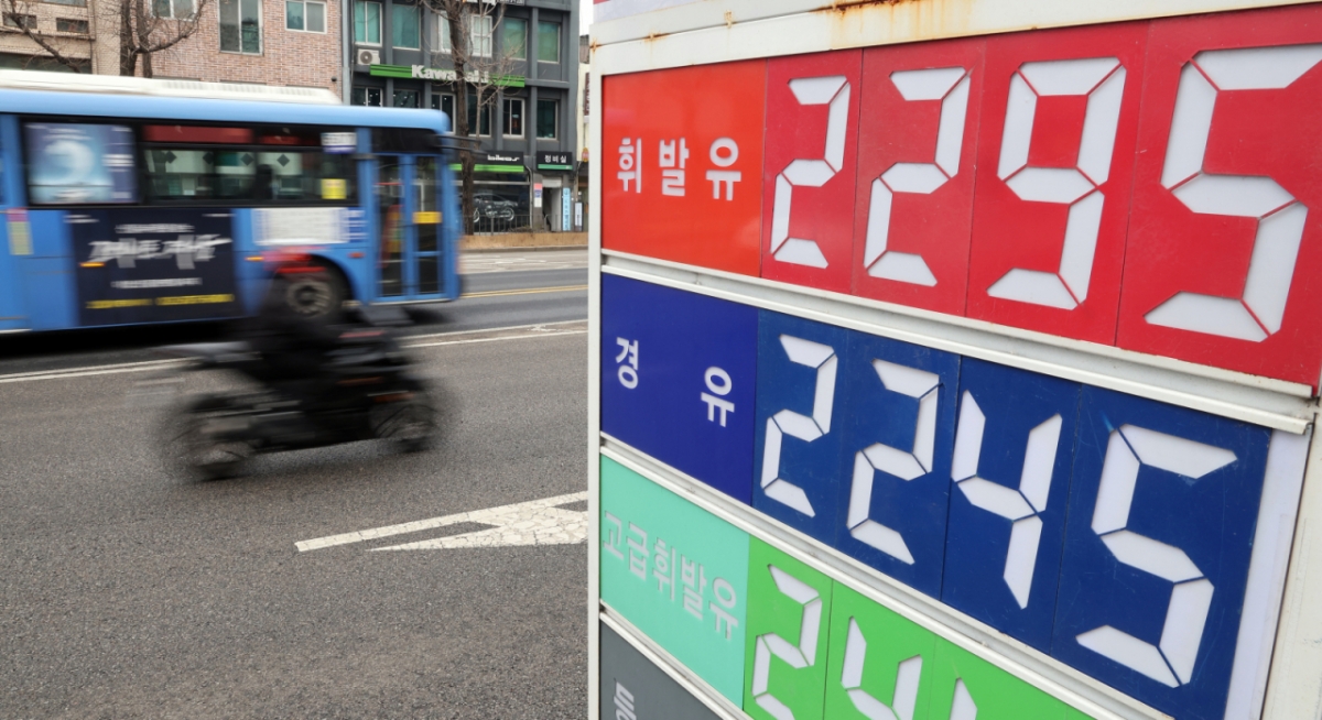 지난 6일 서울 한 주유소에 유류 가격이 표시돼 있다. 중동 리스크와 수급 불안정성에 따라 서울 평균 휘발유 가격이 리터당 1900원을 넘는 등 국내 기름값이 엿새 연속 오름세를 보이고 잇다./사진=뉴스1