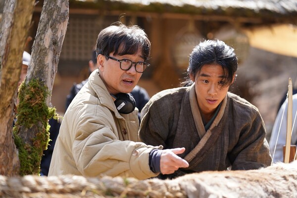 '왕과 사는 남자' 촬영 중인 장항준 감독과 배우 김민 / 사진= ㈜쇼박스