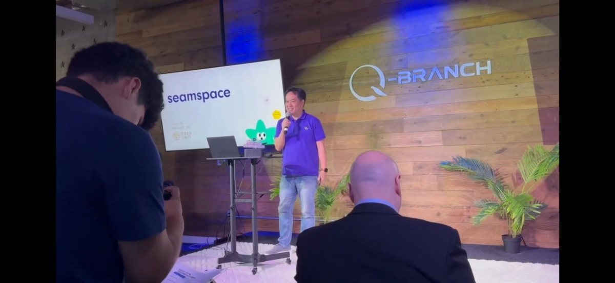 테바소프트 오정섭 대표가 오스틴의 Q-Branch에서 심스페이스에 대한 소개를 진행하고 있다./사진제공=테바소프트