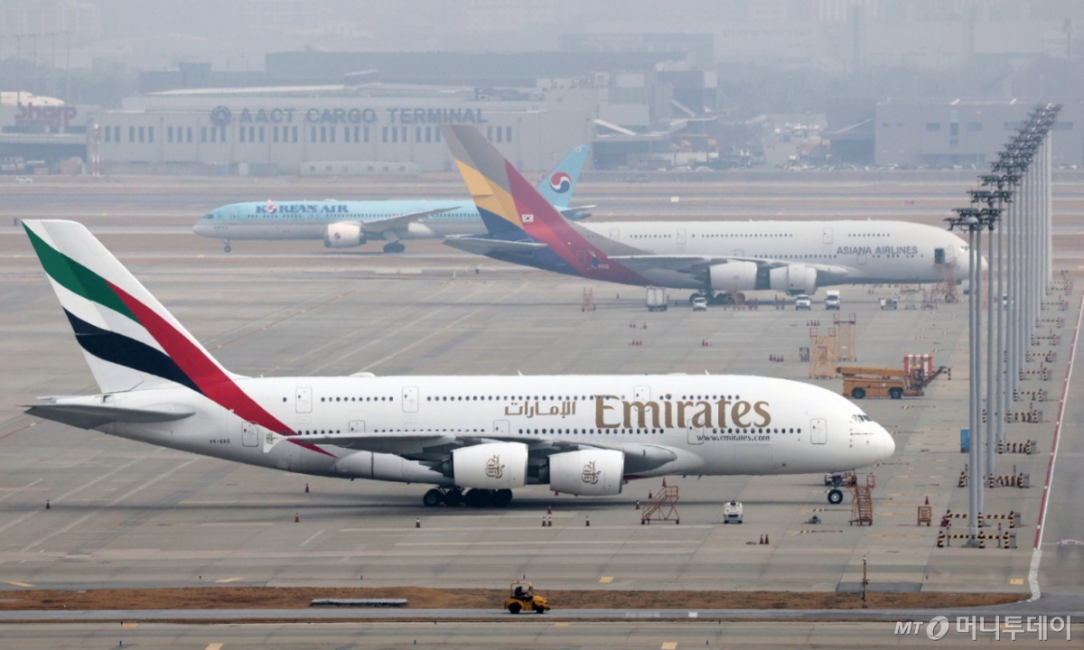 (영종도=뉴스1) 오대일 기자 = 미국과 이스라엘의 이란 공습과 이에 맞선 이란의 보복으로 중동 하늘길이 사실상 마비된 가운데 5일 인천국제공항에 에미레이트 항공 여객기가 계류돼 있다.   아랍에미리트연합(UAE) 국영 항공사 에미레이트항공은 4일 이란 전쟁으로 인한 정상 운행 중단을 오는 7일 오후 11시 59분까지로 사흘 더 연장했다. 두바이편 여객기 결항을 오는 8일까지로 연장한 대한항공도 정부와 관계 기관과의 논의를 거쳐 운행 재개 여부를 결정할 예정이다.   2026.3.5/뉴스1  Copyright © 뉴스1. All rights reserved. 무단 전재 및 재배포,  AI학습 이용 금지. /사진=(영종도=뉴스1) 오대일 기자