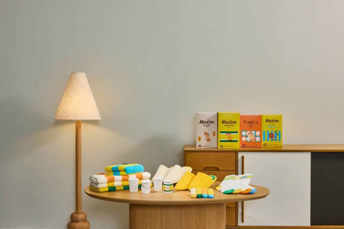 대표 커피믹스 제품들의 시그니처 색(노랑·아이보리·주황)을 활용한 굿즈들. 슬리퍼·타올·종이컵 모양 머그 등이 인기다. /사진제공=동서식품