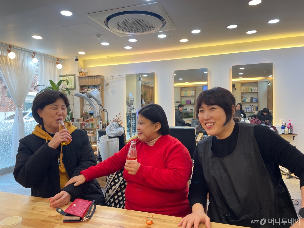 (왼쪽부터)현주씨의 활동지원가, 현주씨, 임 원장이 염색을 마치고 담소를 나누는 모습./사진=이현수 기자.
