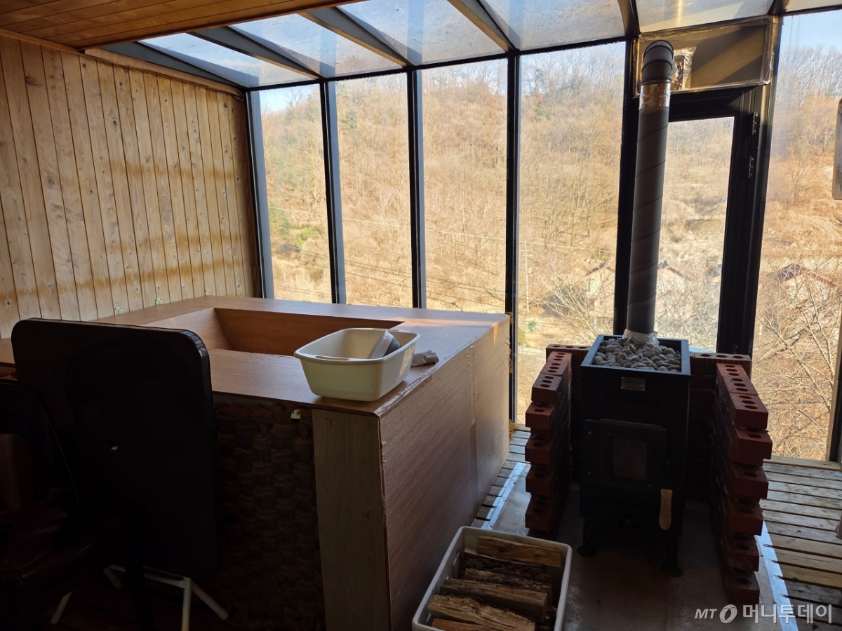 경기 가평군에 위치한 핀란드식 사우나 시설. 우측에 쌓인 조약돌에 고구마를 구워 먹을 수 있다./사진=독자 제공.