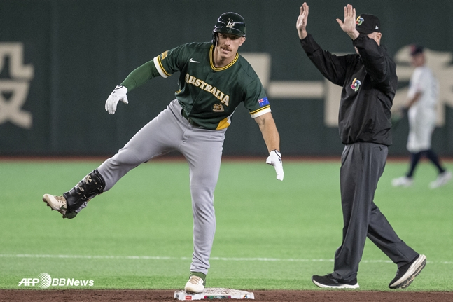 세리머니를 하고 있는 알렉스 홀. /AFPBBNews=뉴스1