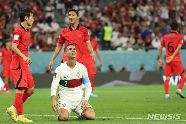 크리스티아누 호날두(아래)가 2022 카타르월드컵 조별리그 3차전 한국과 경기 중 무릎을 꿇고 아쉬워하고 있다. /사진=뉴시스