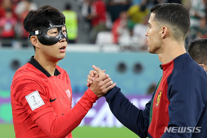 2022 카타르월드컵 조별리그 3차전 경기 전 손흥민(왼쪽)과 크리스티아누 호날두가 손을 맞잡고 있다. /사진=뉴시스