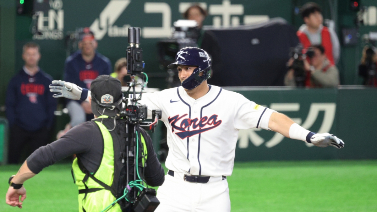 야구 대표팀 셰이 위트컴이 5일 도쿄돔에서 열린 2026 WBC 도쿄POOL 개막 두번째 경기 한국과 체코 경기 3회말에 이어 5회말 2점 홈런을 터트린 후 홈인하고 있다. /사진=강영조 선임기자