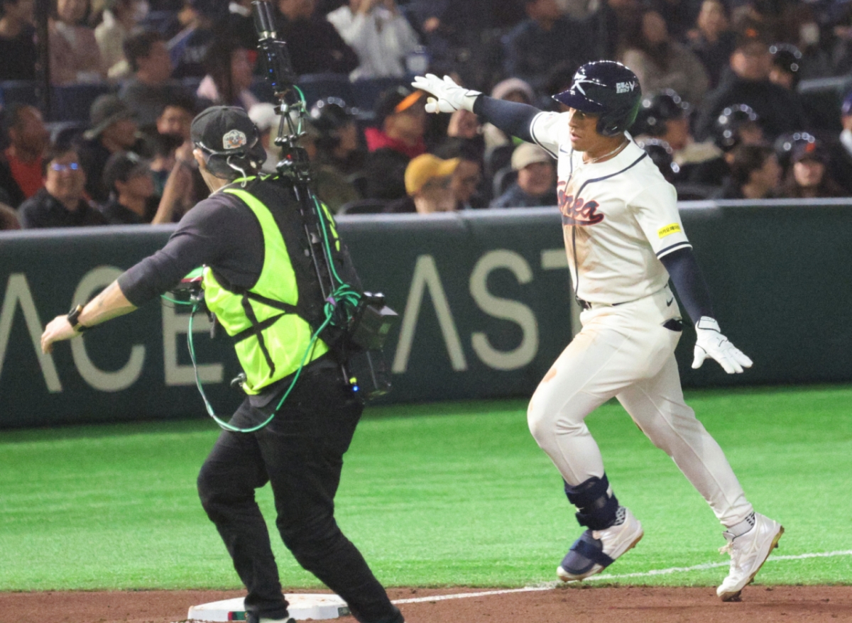 야구 대표팀 저마이 존스가 5일 도쿄돔에서 열린 2026 WBC 도쿄POOL 개막 두번째 경기 한국과 체코 경기에서 홈런을 터뜨린 뒤 비행기 세리머니를 하며 3루를 돌고 있다. /사진=강영조 선임기자
